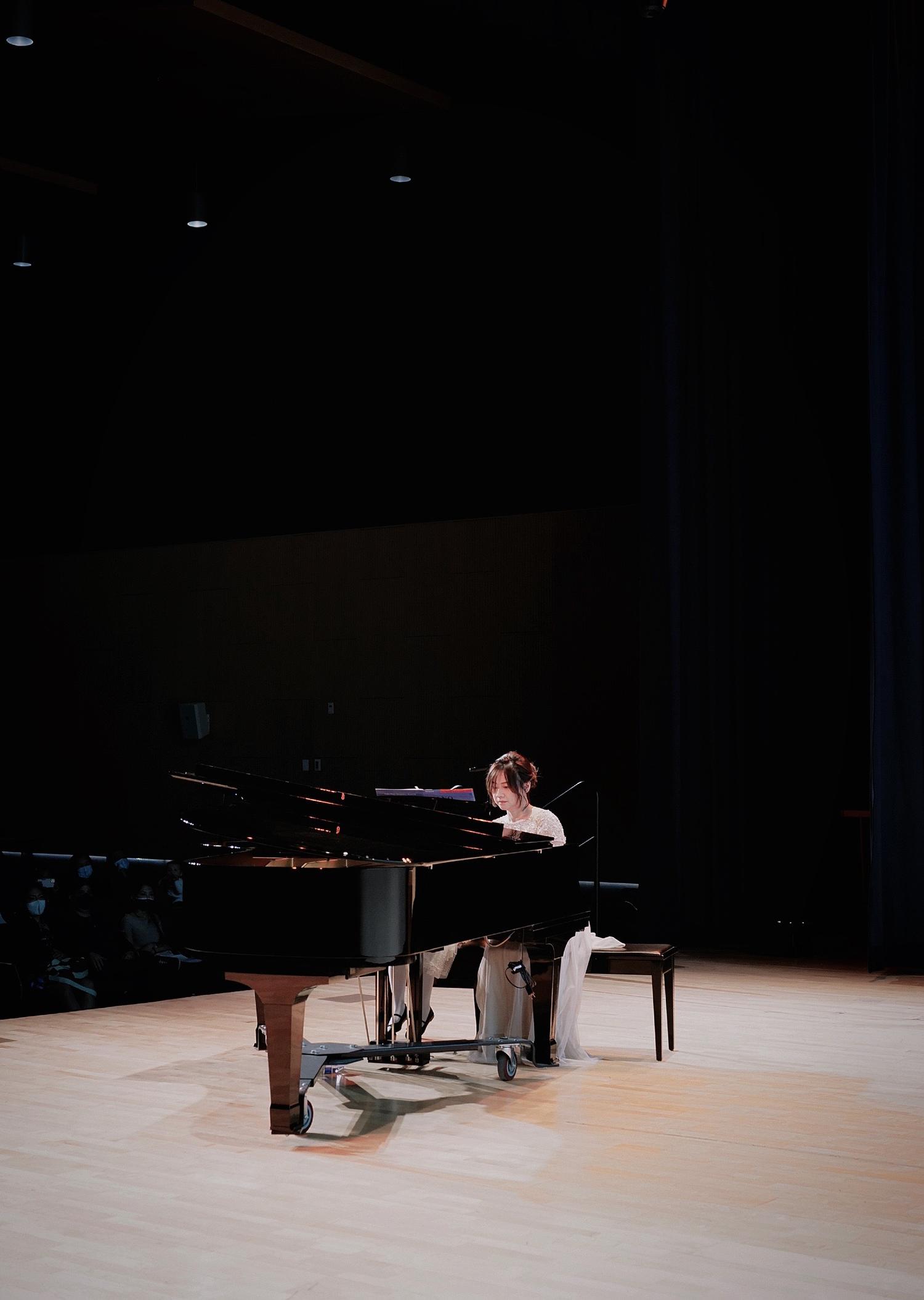 Vicky Lee performing at the piano
